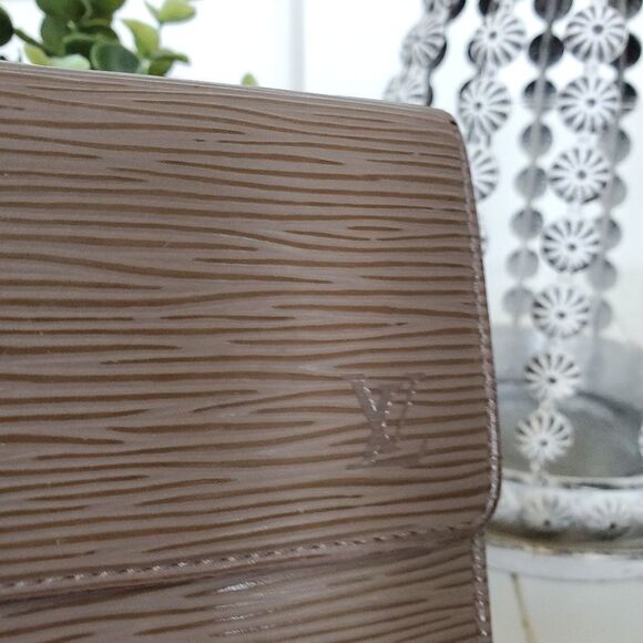 Louis Vuitton Gray Epi International Wallet - Picture 4 of 16